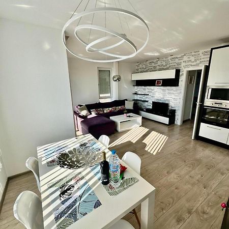 Briz Apartment; 2 Bdr; 6 Guests; Private Parking Varna Exterior foto